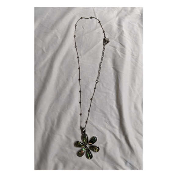 abolone shell flower necklace - Picture 3 of 6